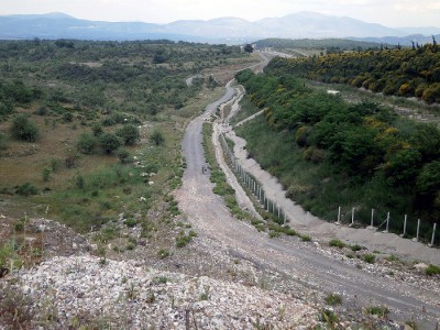 Plener środkowego Peloponzezu z czerpakującym Tatanką w samym centrum kadru