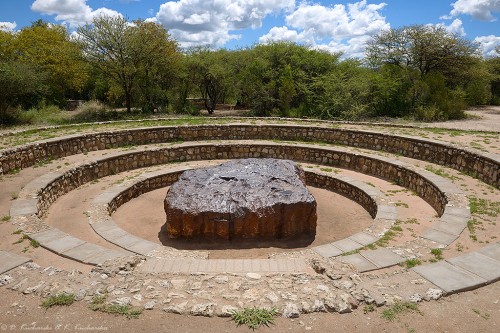 Meteoryt Hoba. Największy, naturalnego pochodzenia kawałek żelastwa na powierzchni Ziemi. Jego masę szacuje się na 55-60 ton.