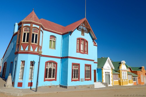 Luderitz, jedno z najważniejszych miast portowych w Namibii. Widać pozostałości kolonialnej zabudowy.