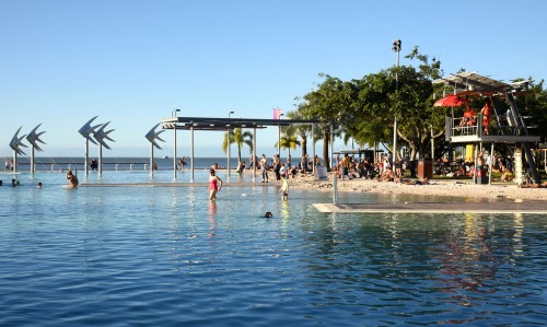 Centrum miasta Cairns z miejską pływalnią.