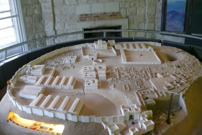 makieta przedstawiająca miasto i jego zabudowę w ciągu historii
