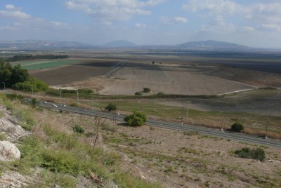 widok z Megiddo na dolinę Yizreel (lub inaczej Ezdrelon) - miejsce wielu bitew