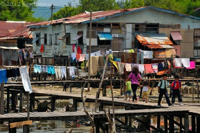 Nawet w stolicy Sabah można spotkać dzielnice slamsów. Jednak ludzie w nich żyjący są świetnie zorganizowani.