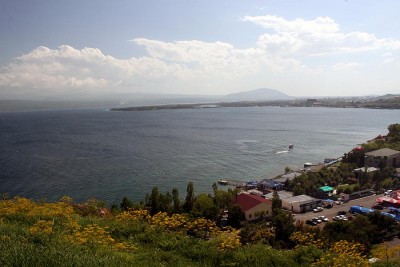 Widok na ogromne jezioro Sevan