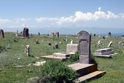 W Armenii dowiedzieliśmy się, że są cmentarze dobre i cmentarze złe, cokolwiek by to nie znaczyło. Pokazany na fotce jest tym złym.