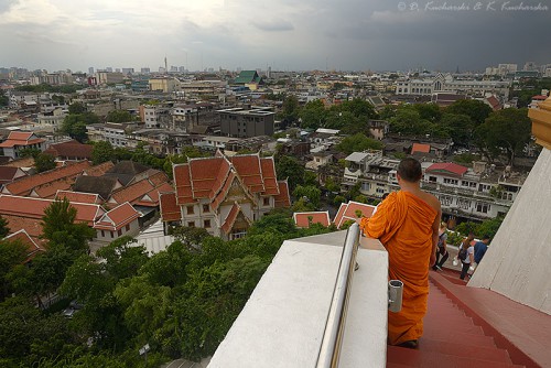 Wat Saket i burza nad Bangkokiem.