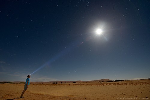 Nocne łażenie po pustyni, w świetle &quot;super księżyca&quot;.