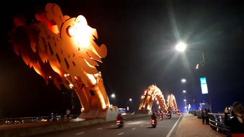 Długi na kilometr most smoka co wieczór zionie ogniem. Znajduje się w mieście Da Nang.