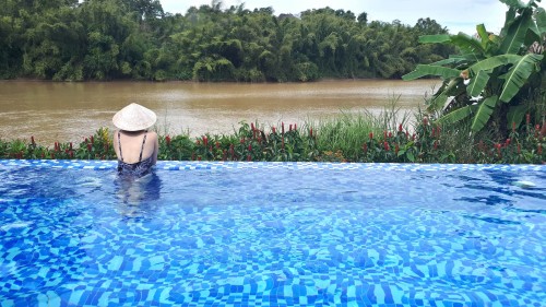 Wyjątkowy basen, umiejscowiony bardzo blisko rzeki.