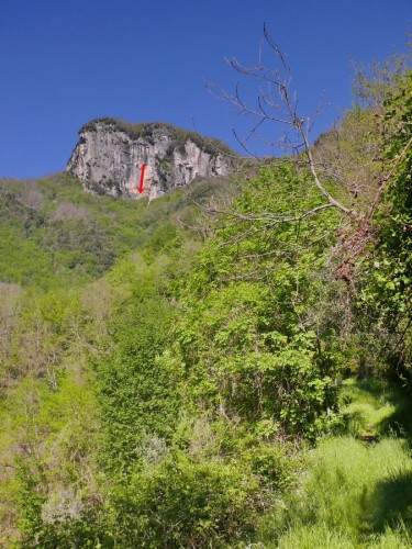 Monte Penna z zaznaczoną jaskinią.JPG