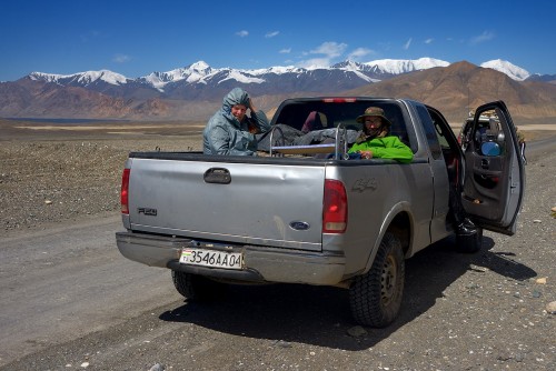 Jeden z etapów pokonaliśmy na pace pick-upa. Załapaliśmy się na wyprawę Tadżyków na targ w Osz, w Kirgistanie.