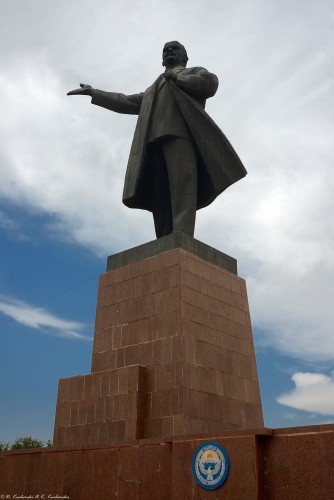 Lenin z centralnego placu Osz.