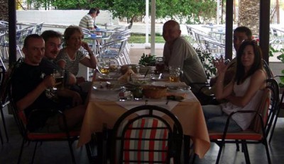Obiad w peloponezkim Tolo. Od lewej: Wujek Adam, Krzysiek, Aga, Paweł, Radek oraz Iza